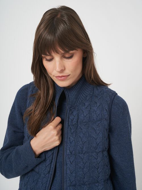 Reversible mouwloos kabelgebreid donsvest