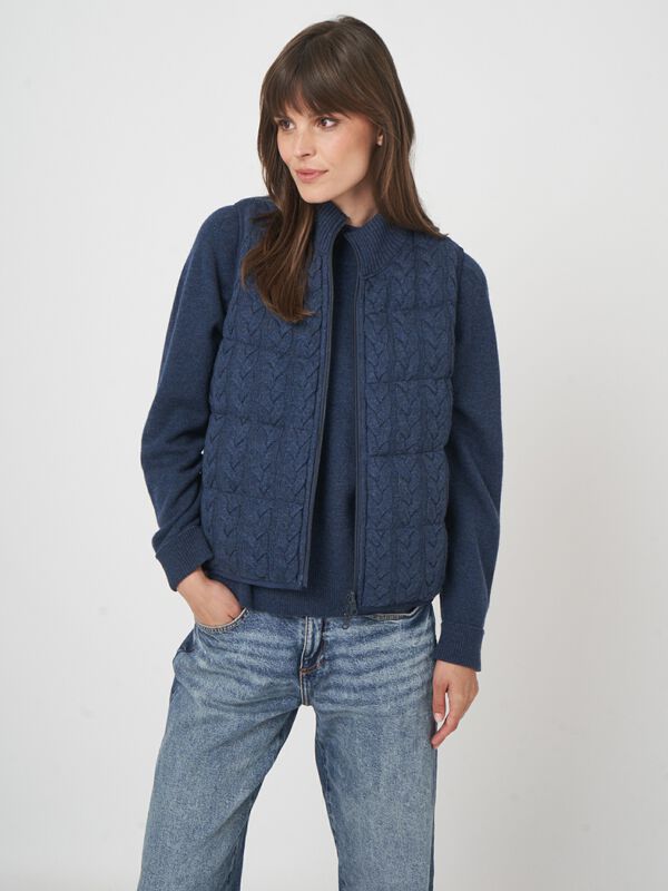 Ärmellose Strickweste mit Zopfmuster und Daunenfüllung image number 4