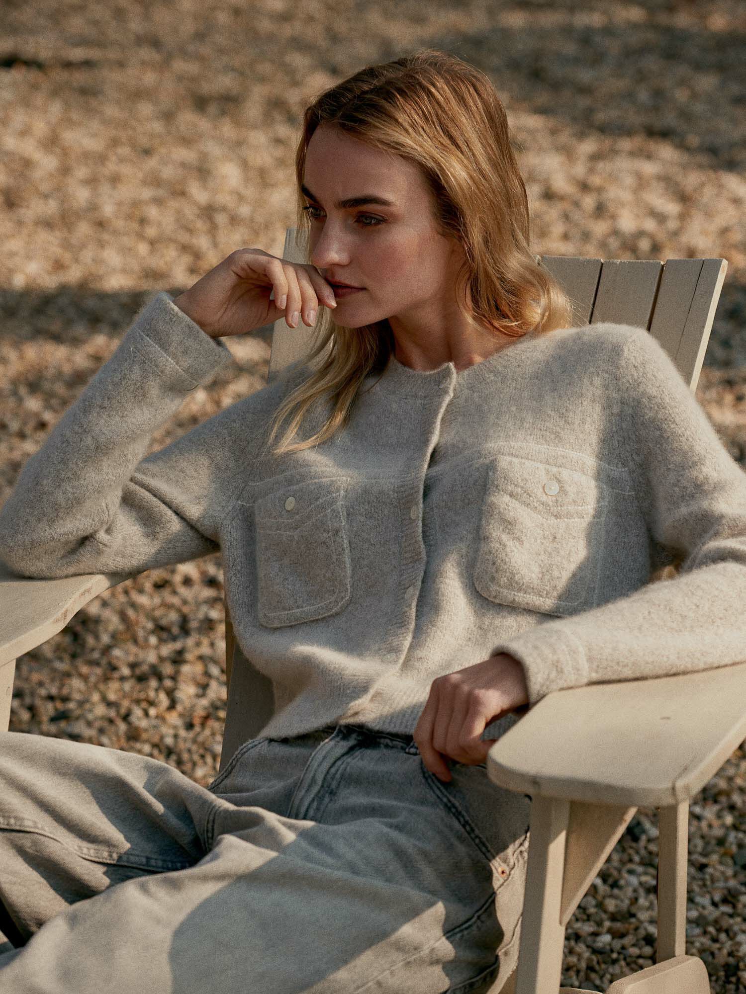 Stijlvol kasjmier vest met contrastdetails afbeelding
