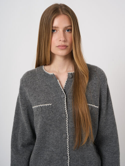 Cardigan en cachemire et laine boucl&eacute;e &agrave; bords festonn&eacute;s