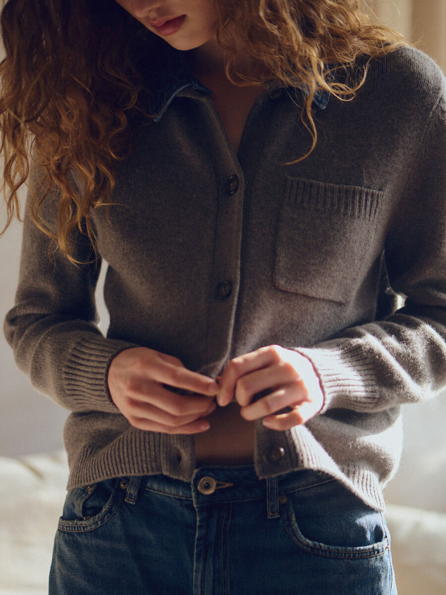 Kaschmir-Woll-Strickjacke mit Denimkragen image number 2