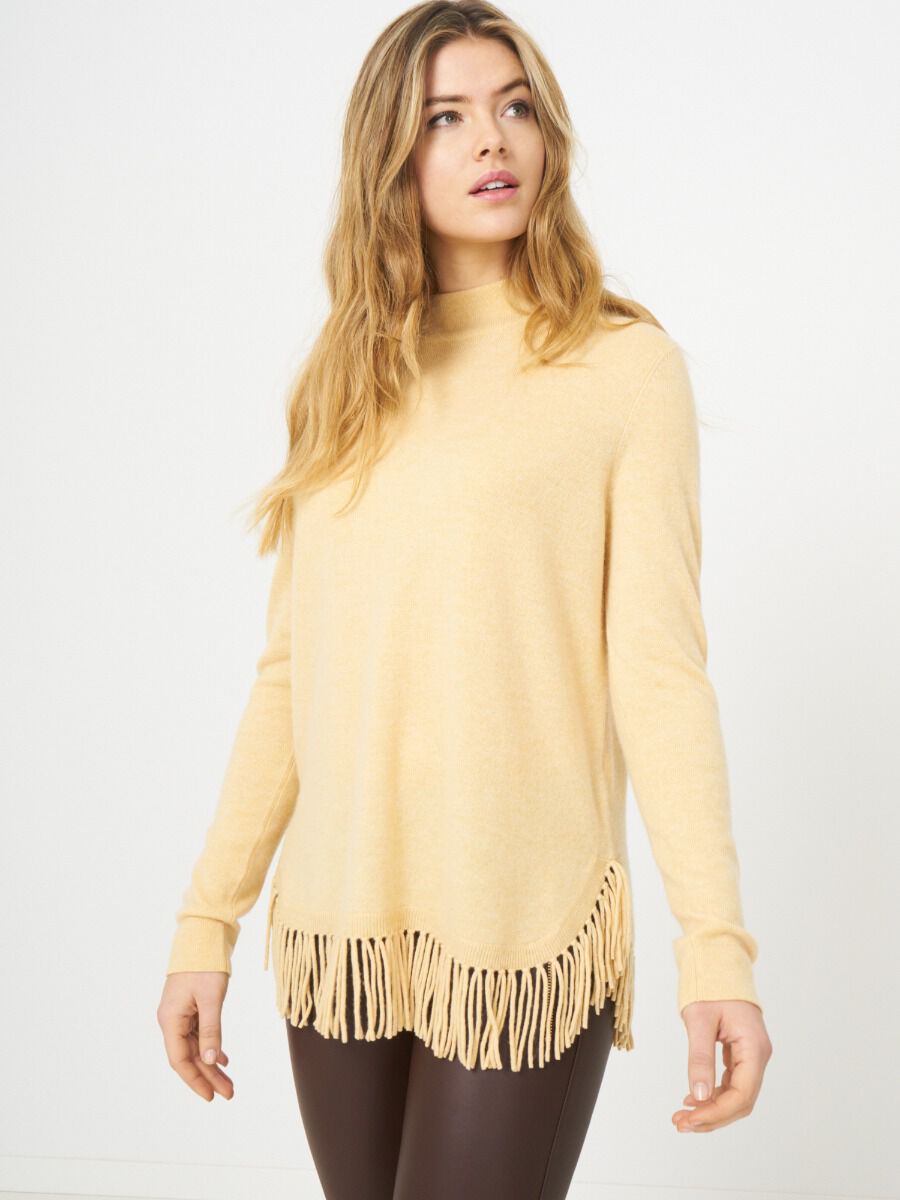 Knitted pullover with rounded fringed hem