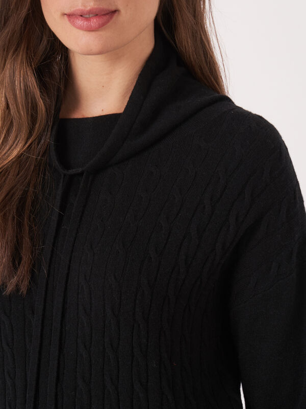 Zopfpullover mit Stehkragen und Kordelzug image number 2