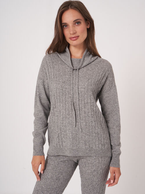 Trui in fijn kabelpatroon met opstaande kraag en trekkoord