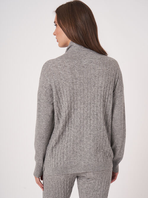 Trui in fijn kabelpatroon met opstaande kraag en trekkoord