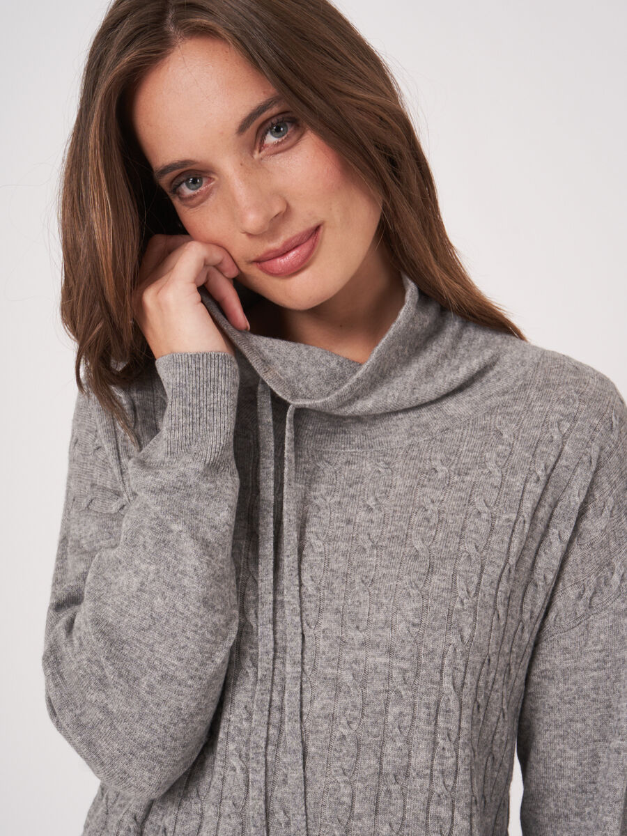 Zopfpullover mit Stehkragen und Kordelzug image number 3