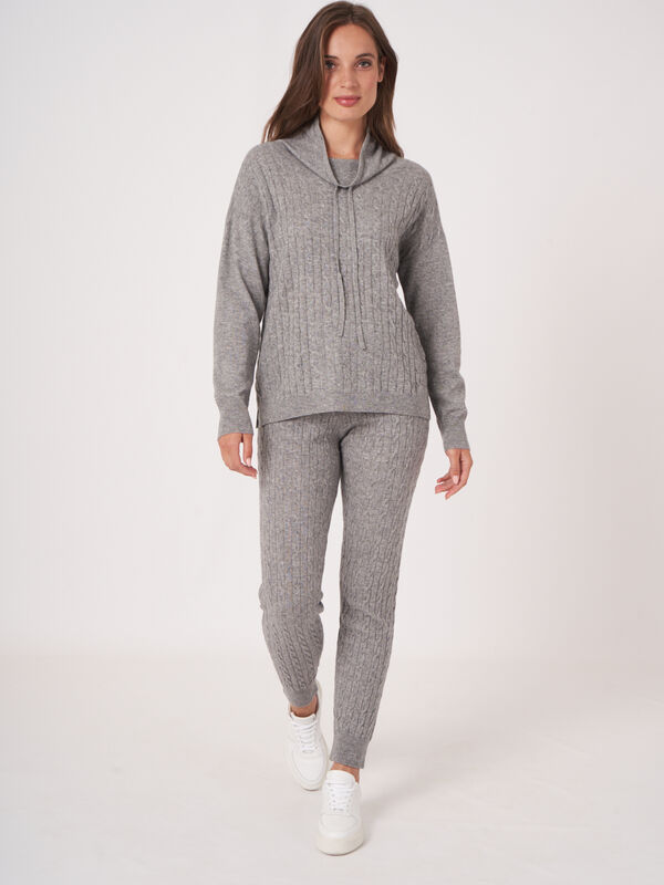 Zopfpullover mit Stehkragen und Kordelzug image number 6