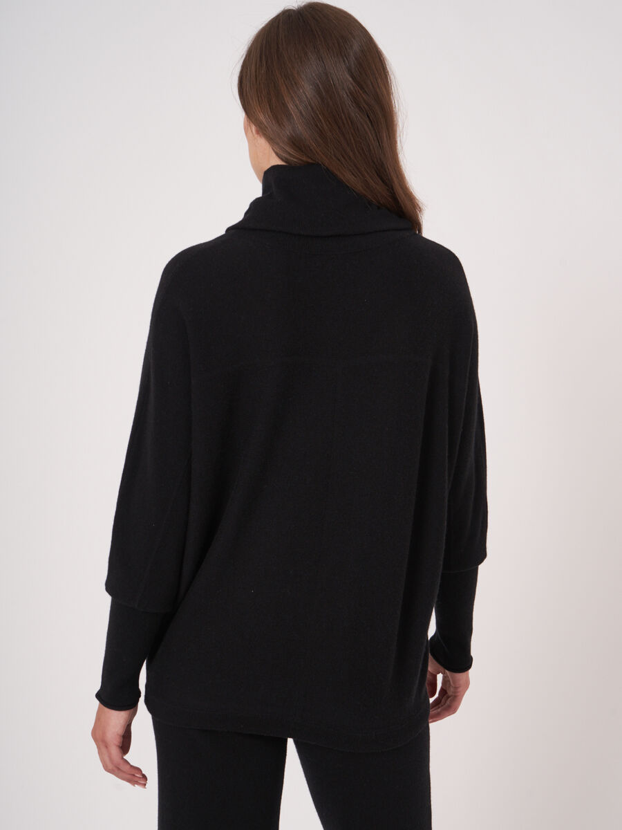 Oversized trui met hoge hals en koord image number 1