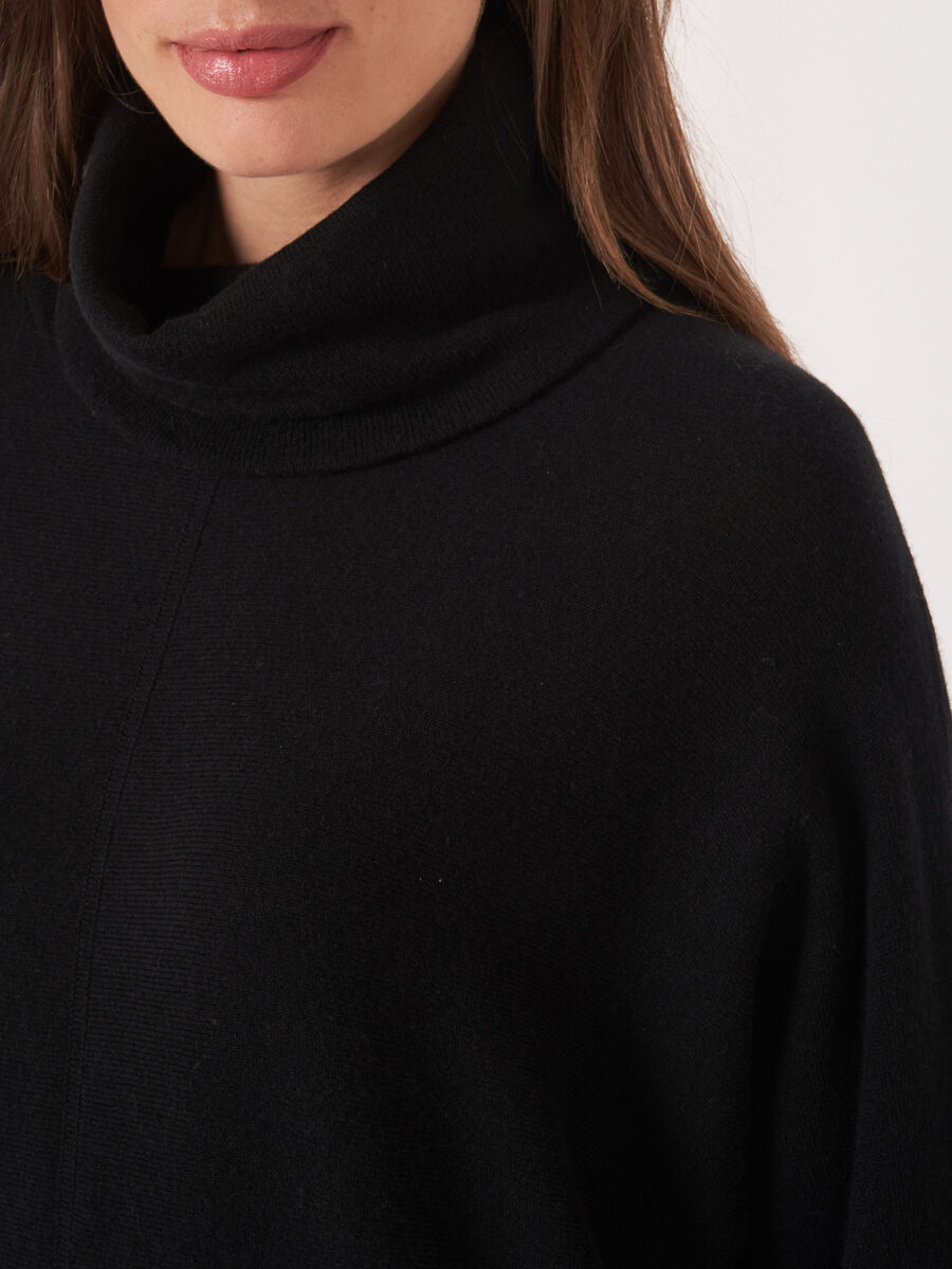 Oversized trui met hoge hals en koord image number 2