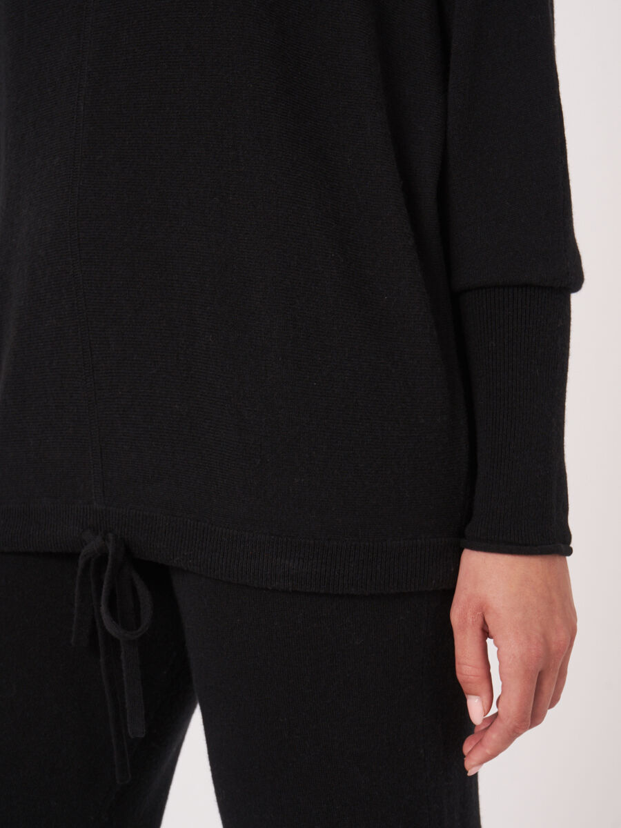 Oversized trui met hoge hals en koord image number 3