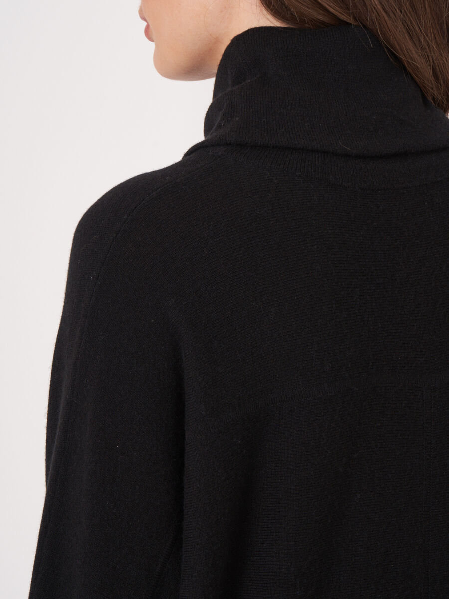 Oversized trui met hoge hals en koord image number 4