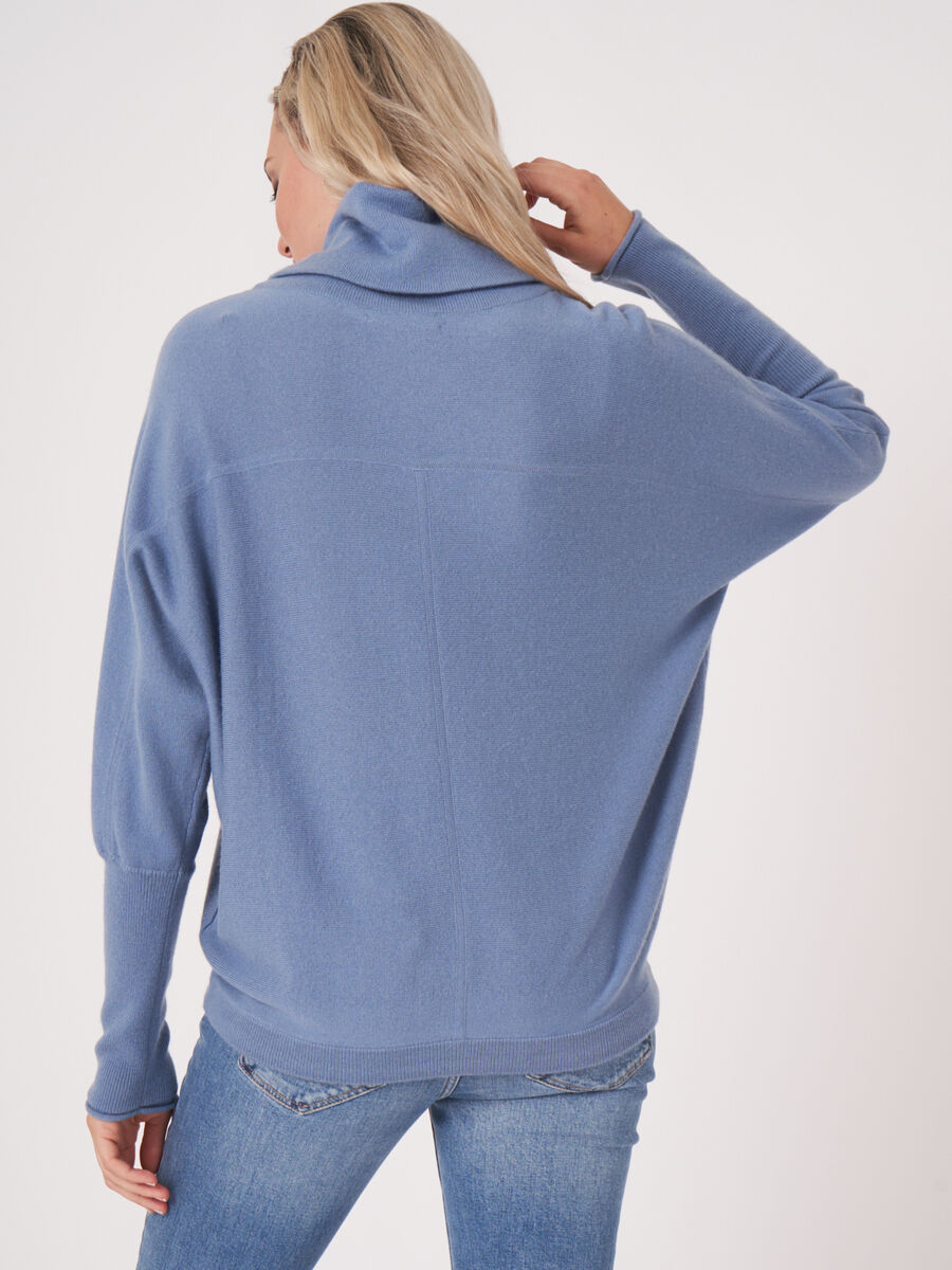 Oversized trui met hoge hals en koord image number 2