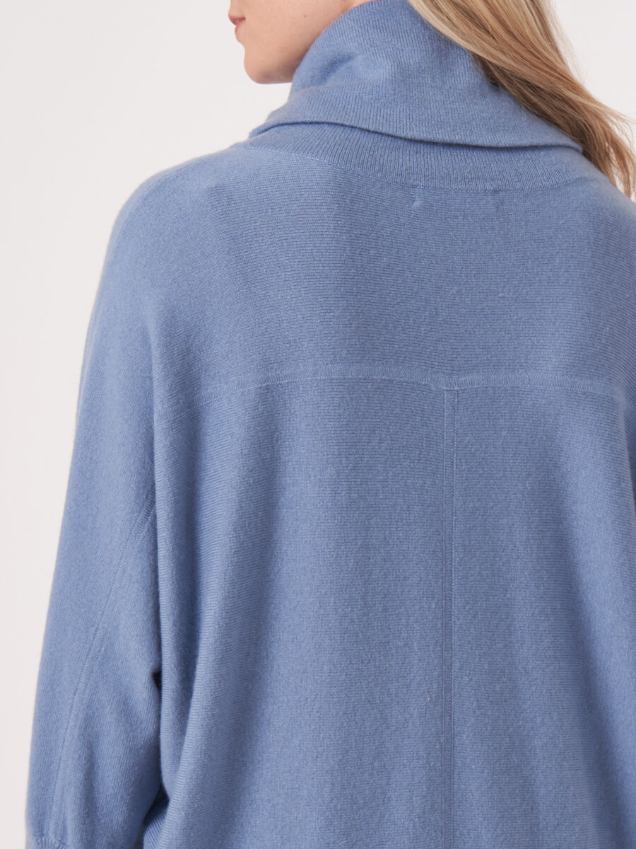 Oversized trui met hoge hals en koord image number 5