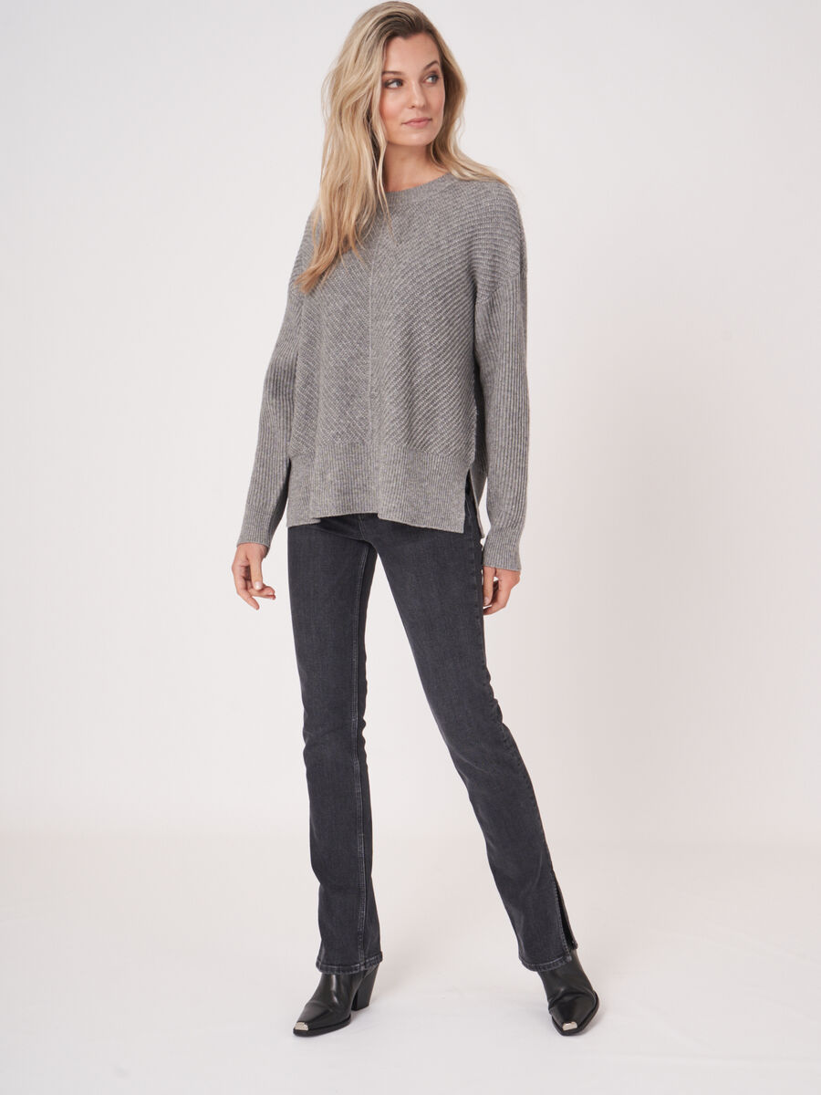 Oversized Pullover aus diagonalem Rippenstrick image number 6