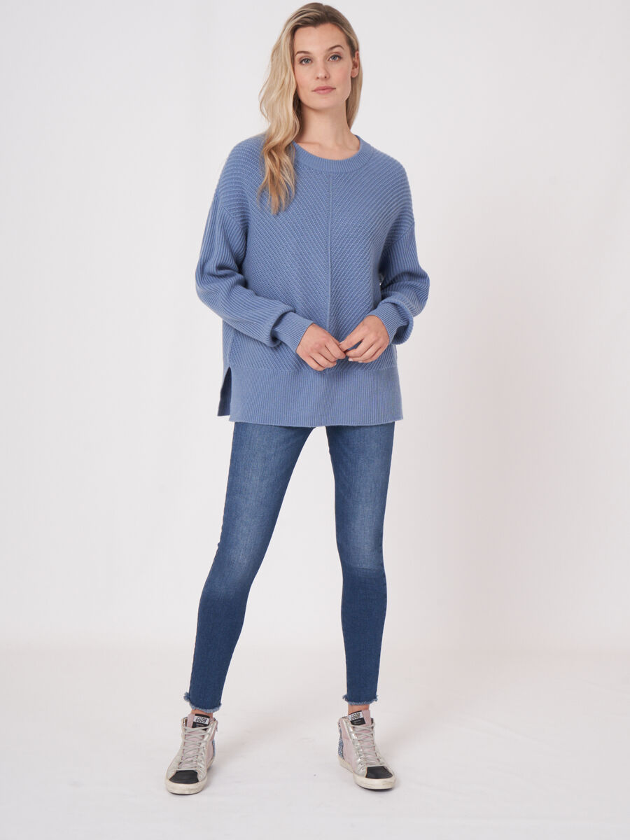 Oversized Pullover aus diagonalem Rippenstrick image number 4
