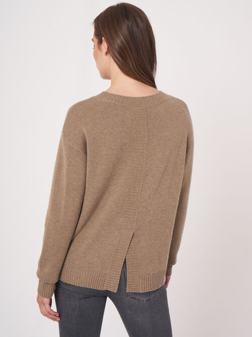 Basic trui met ronde hals en split op de rug