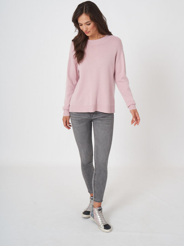 Pull basique &agrave; col rond avec fente sur le dos image number 5