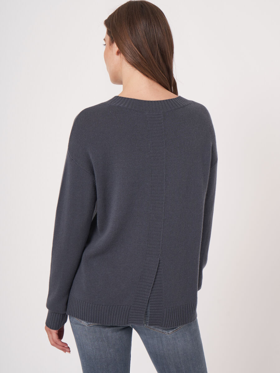 Basic trui met ronde hals en split op de rug image number 1