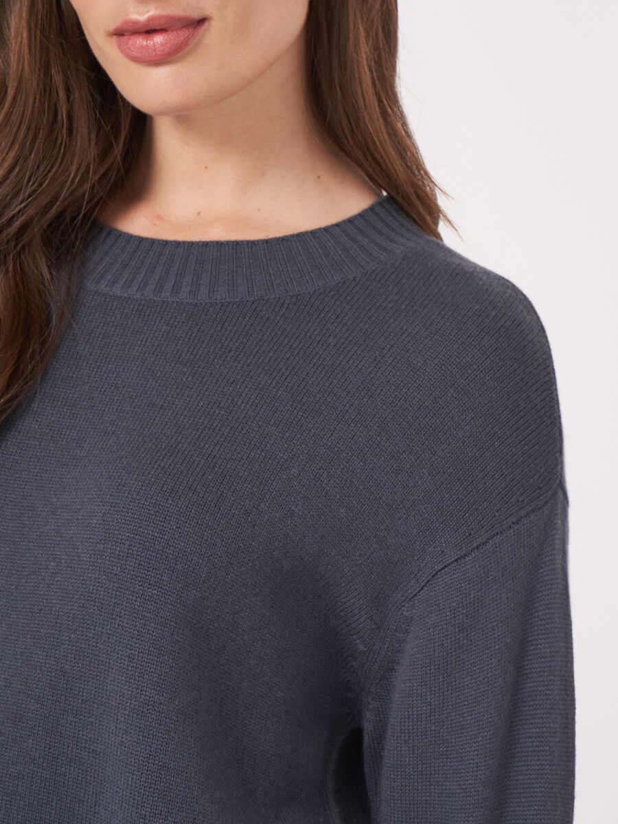 Basic trui met ronde hals en split op de rug image number 2