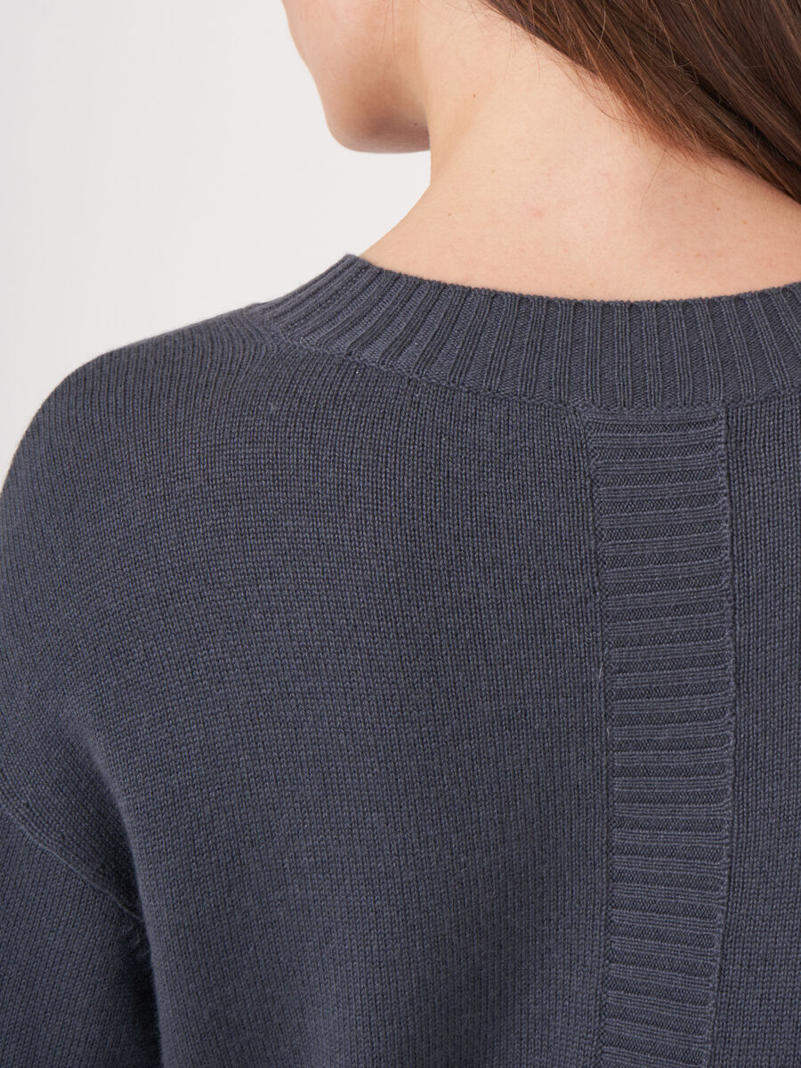 Basic trui met ronde hals en split op de rug image number 3