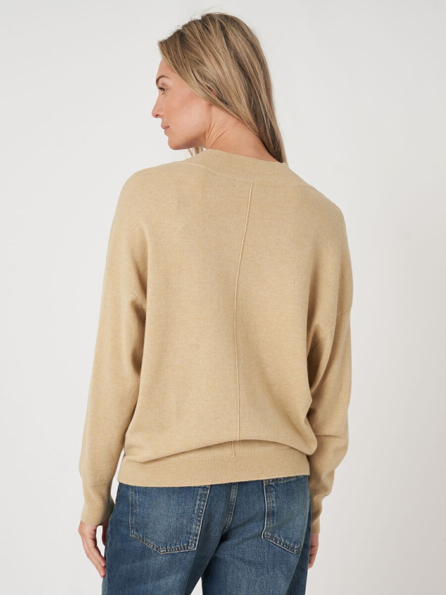 Pull à col en V et poches sur le devant image number 1