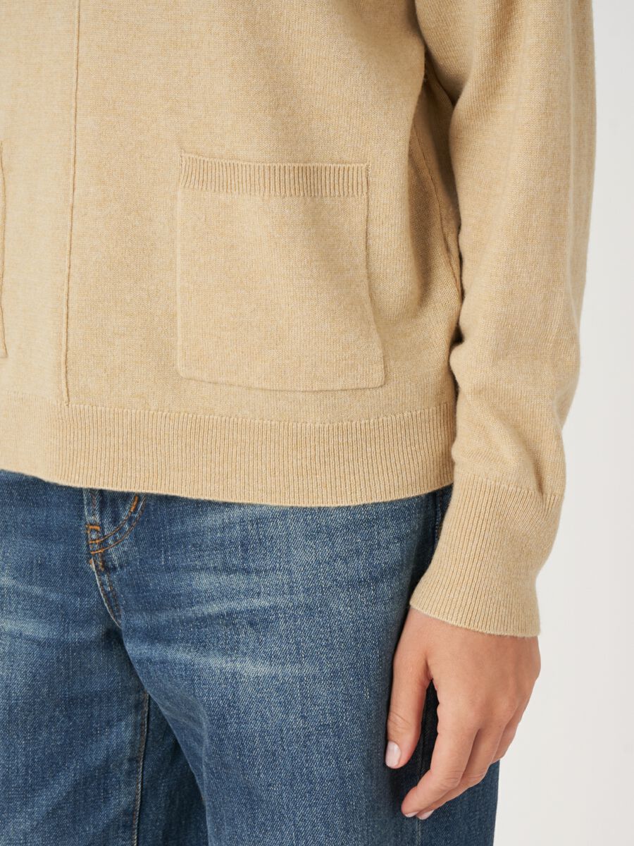 Pull à col en V et poches sur le devant image number 2