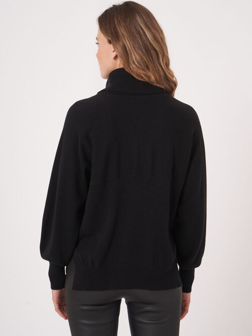 Trui met wijde geribde rolkraag en pofmouwen