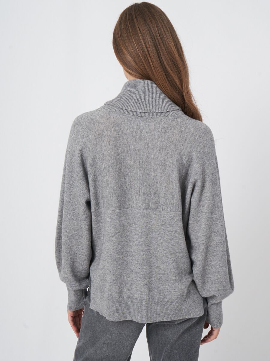 Trui met wijde geribde rolkraag en pofmouwen image number 5