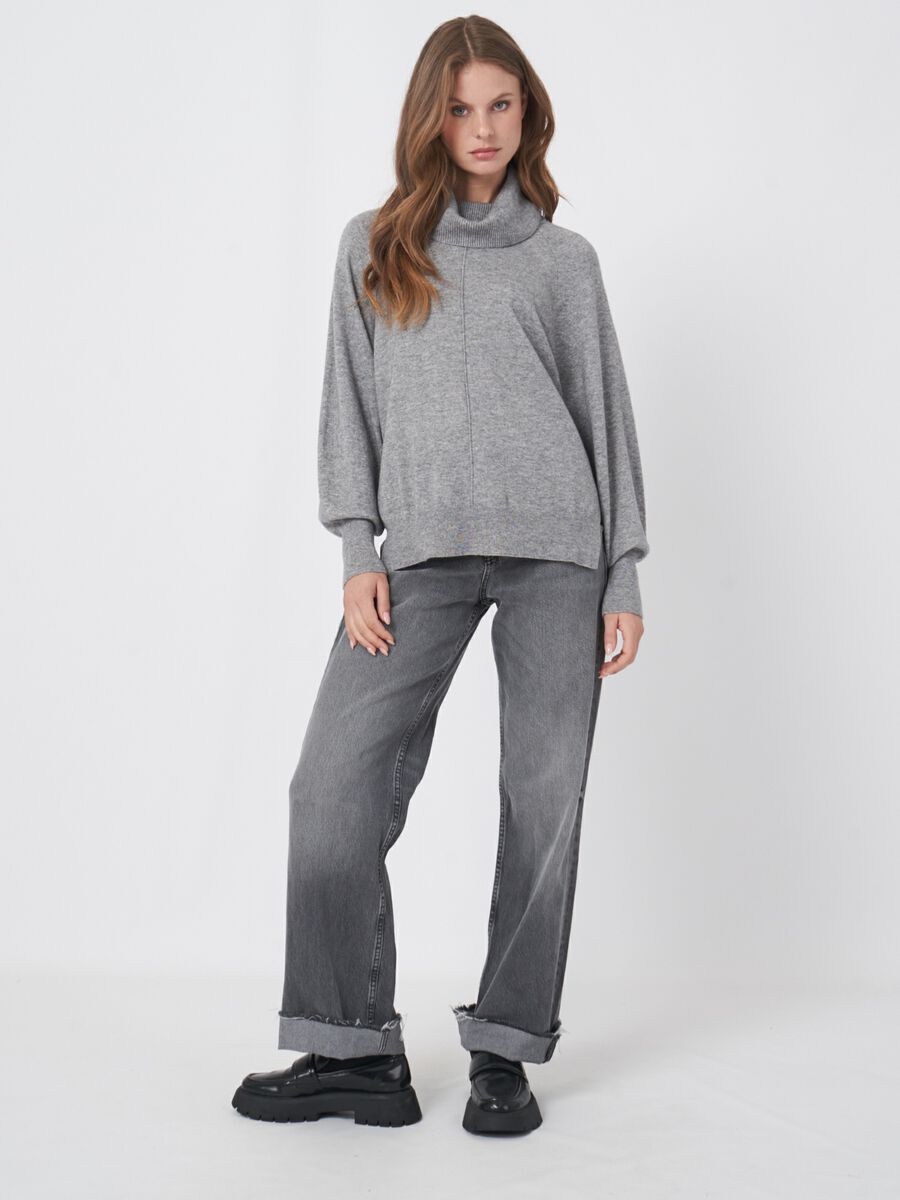 Trui met wijde geribde rolkraag en pofmouwen image number 3