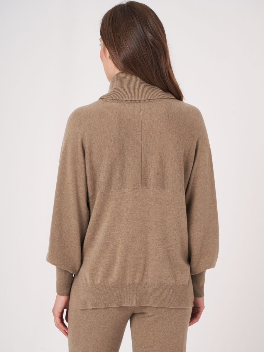 Trui met wijde geribde rolkraag en pofmouwen image number 1