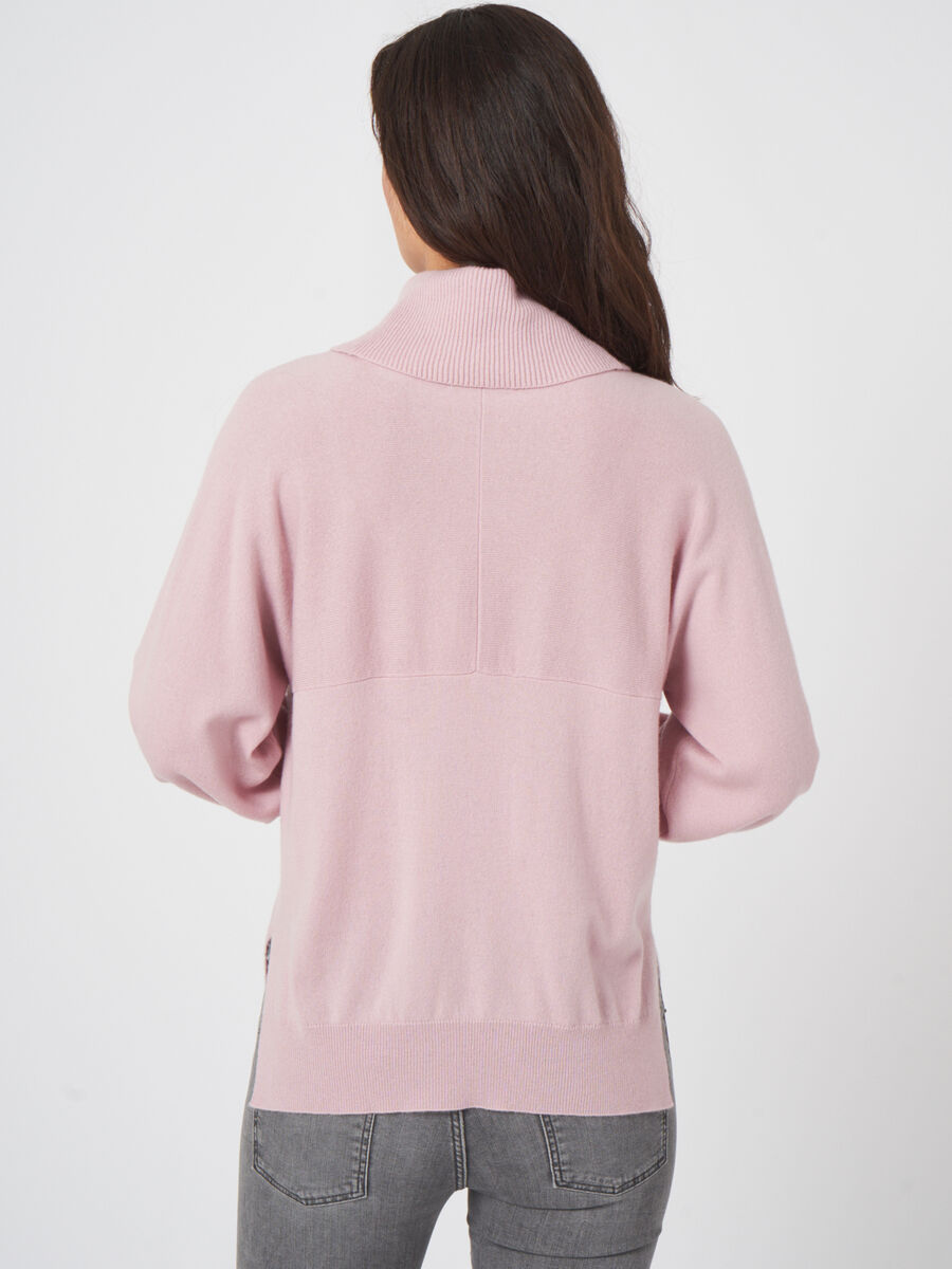 Weiter Rollkragenpullover mit Puffärmeln aus Kaschmir-Wollmischung image number 18