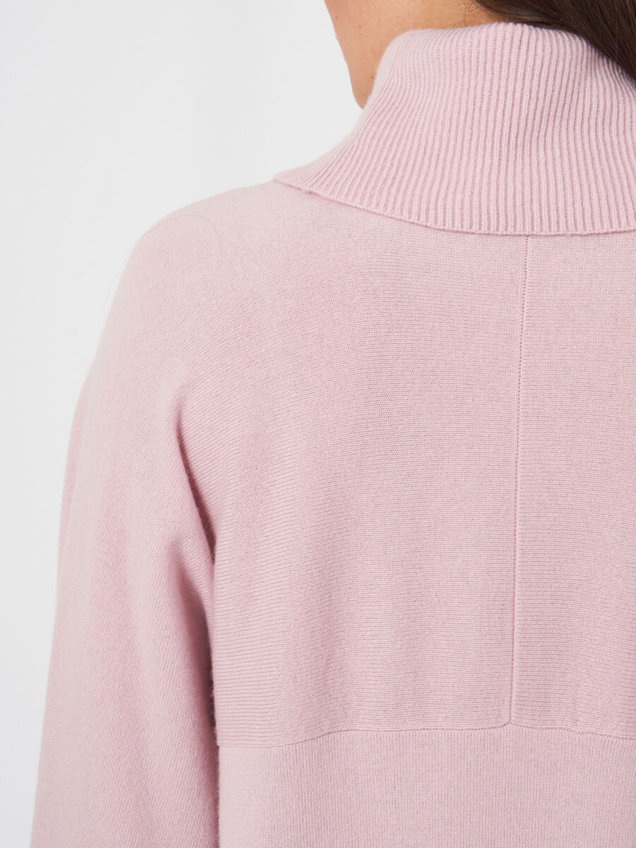 Weiter Rollkragenpullover mit Puffärmeln aus Kaschmir-Wollmischung image number 21