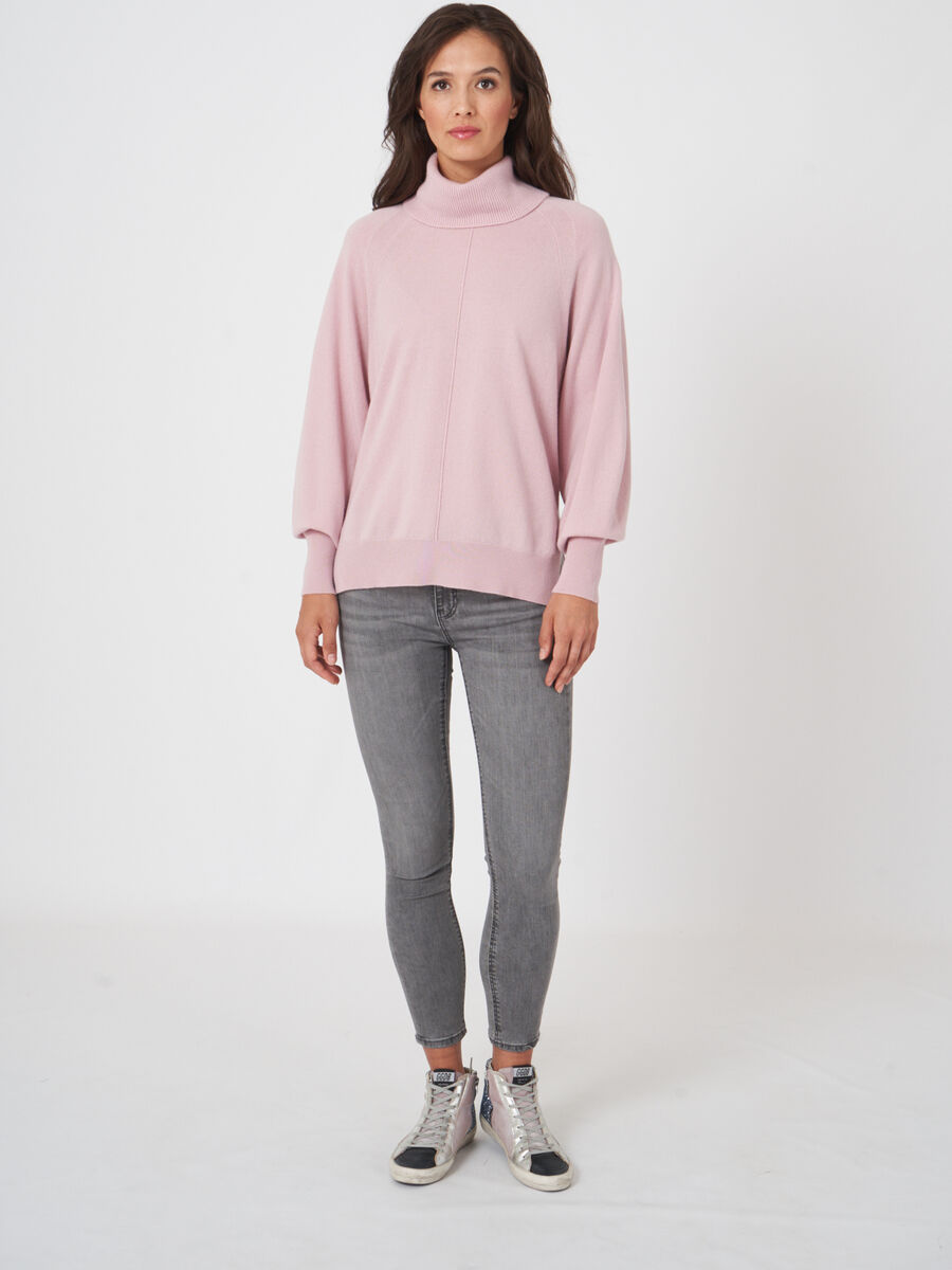 Weiter Rollkragenpullover mit Puffärmeln aus Kaschmir-Wollmischung image number 22