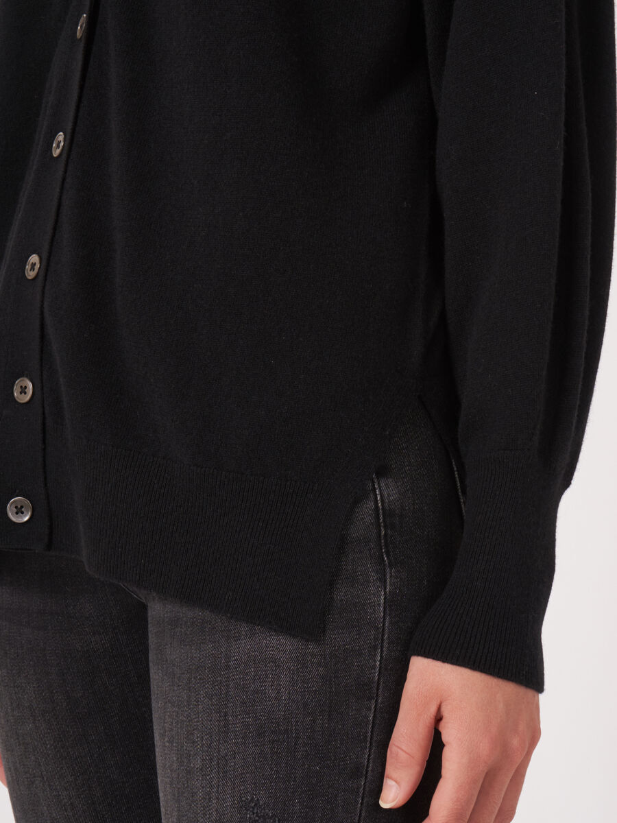 V-neck buttoned cardigan with puff sleeves image number 2