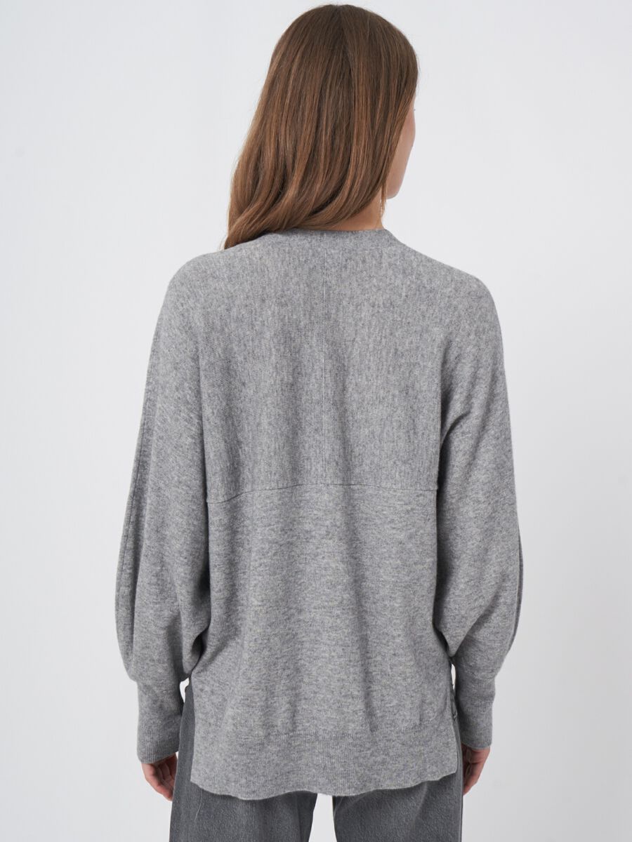 Cardigan boutonné à col en V et manches bouffantes image number 1