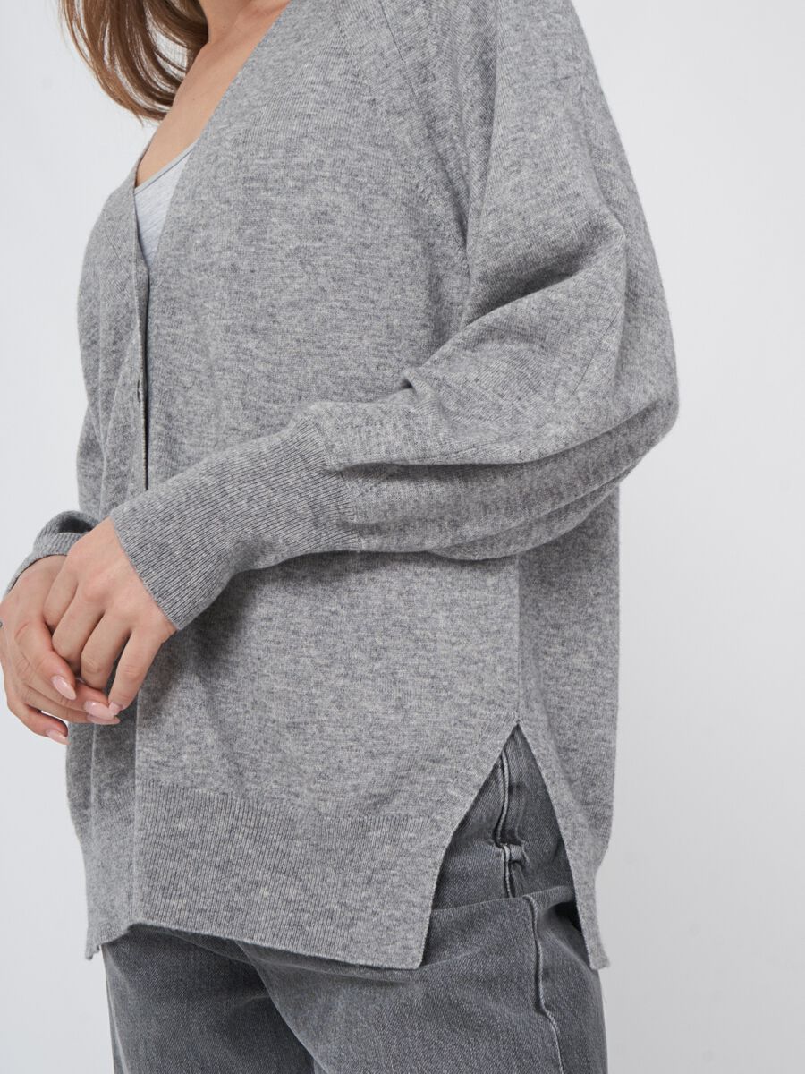 Cardigan boutonné à col en V et manches bouffantes image number 2