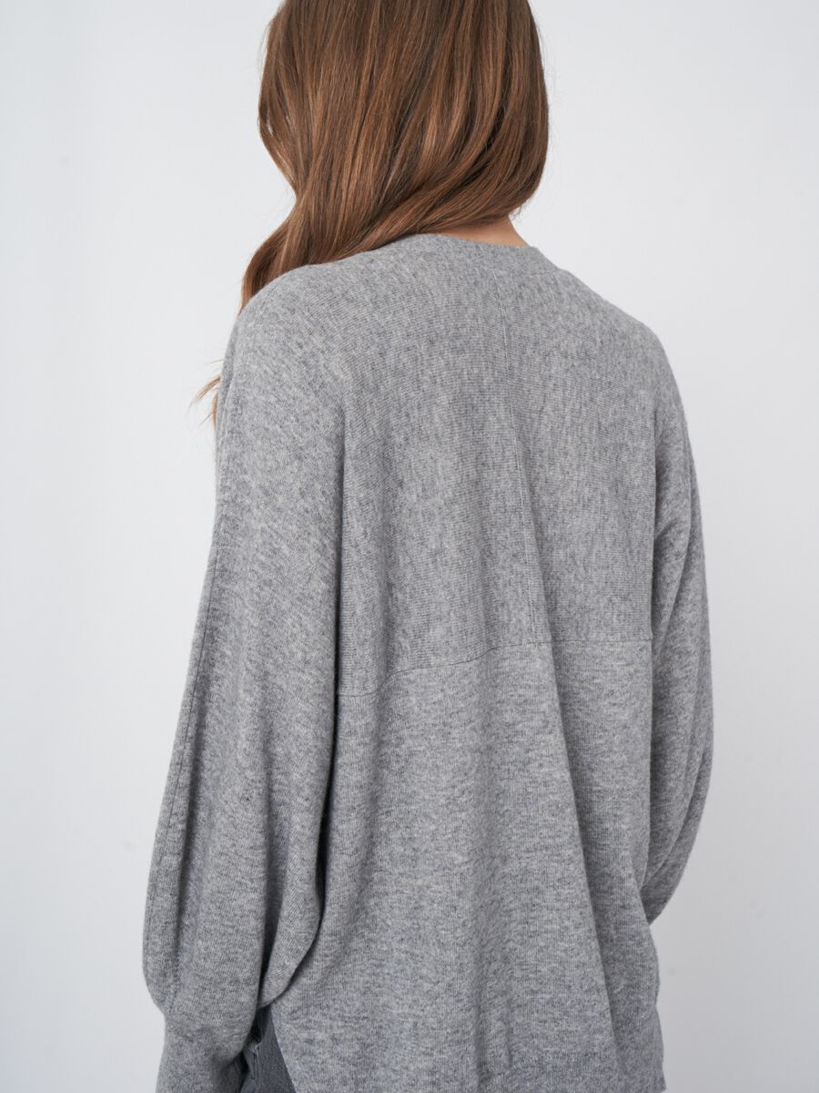 Cardigan boutonné à col en V et manches bouffantes image number 3