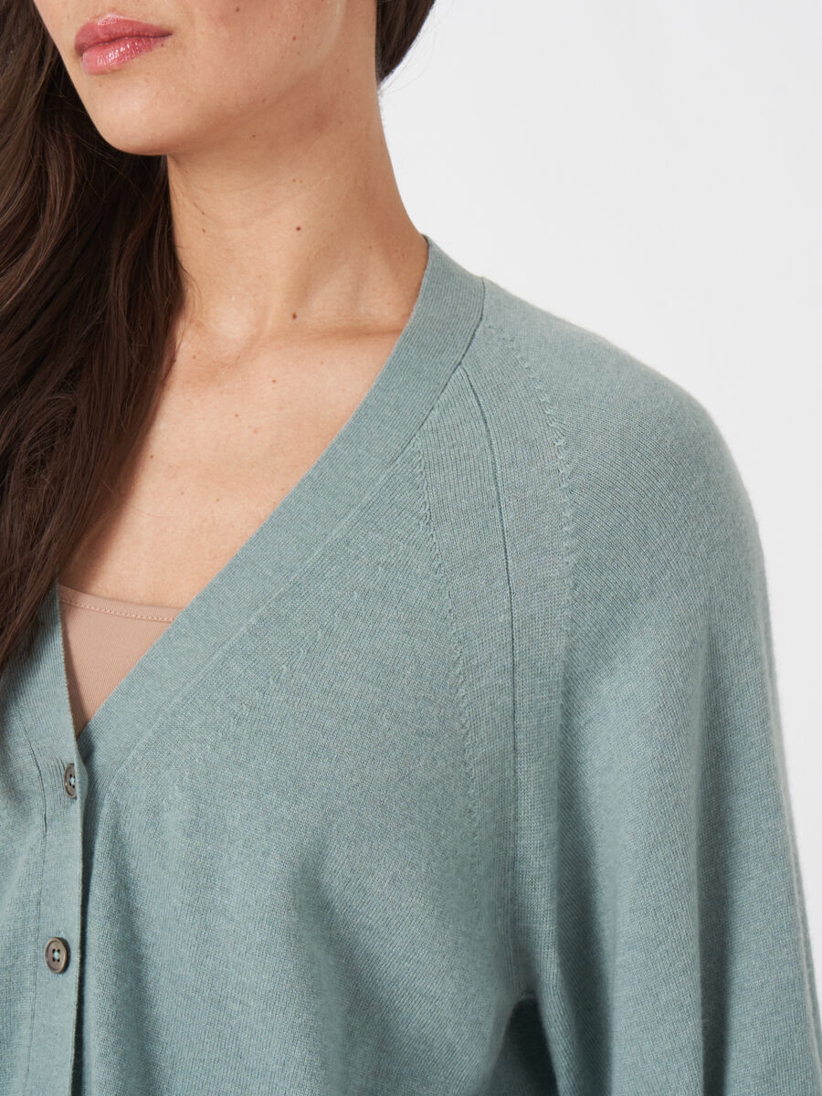 V-hals vest met knopen en pofmouwen image number 2