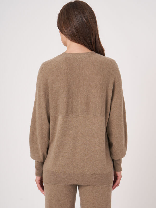 V-hals vest met knopen en pofmouwen image number 1