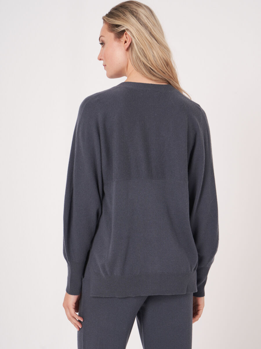 V-hals vest met knopen en pofmouwen image number 2