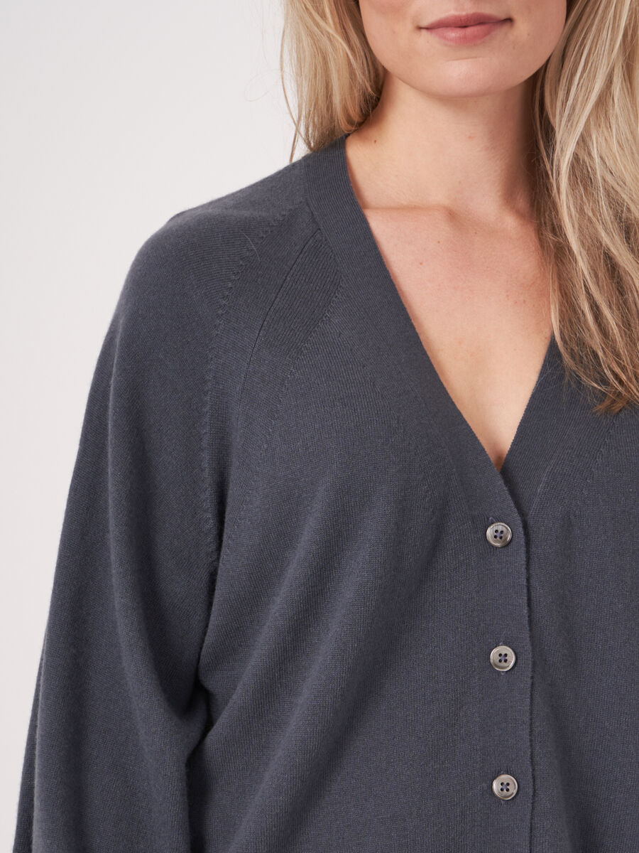 V-hals vest met knopen en pofmouwen image number 3