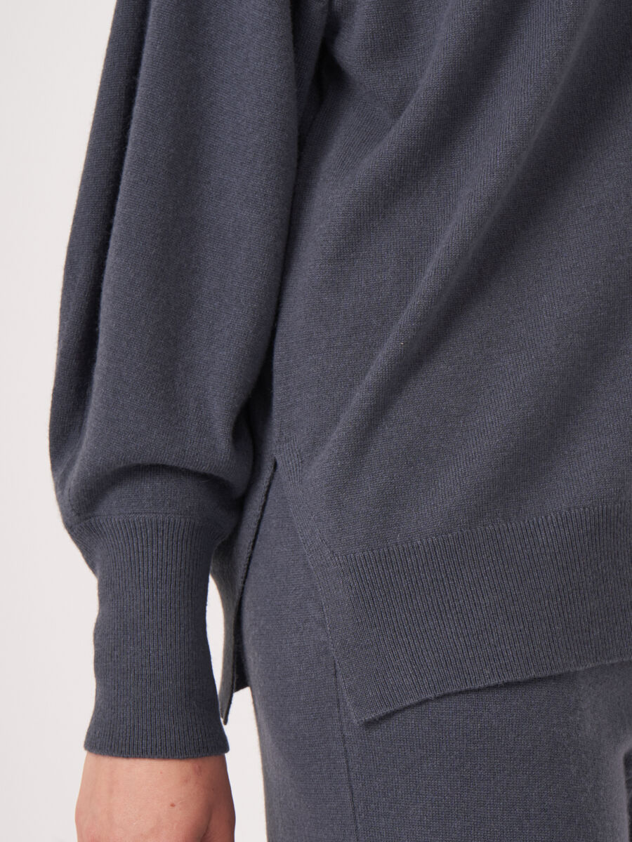 V-hals vest met knopen en pofmouwen image number 4