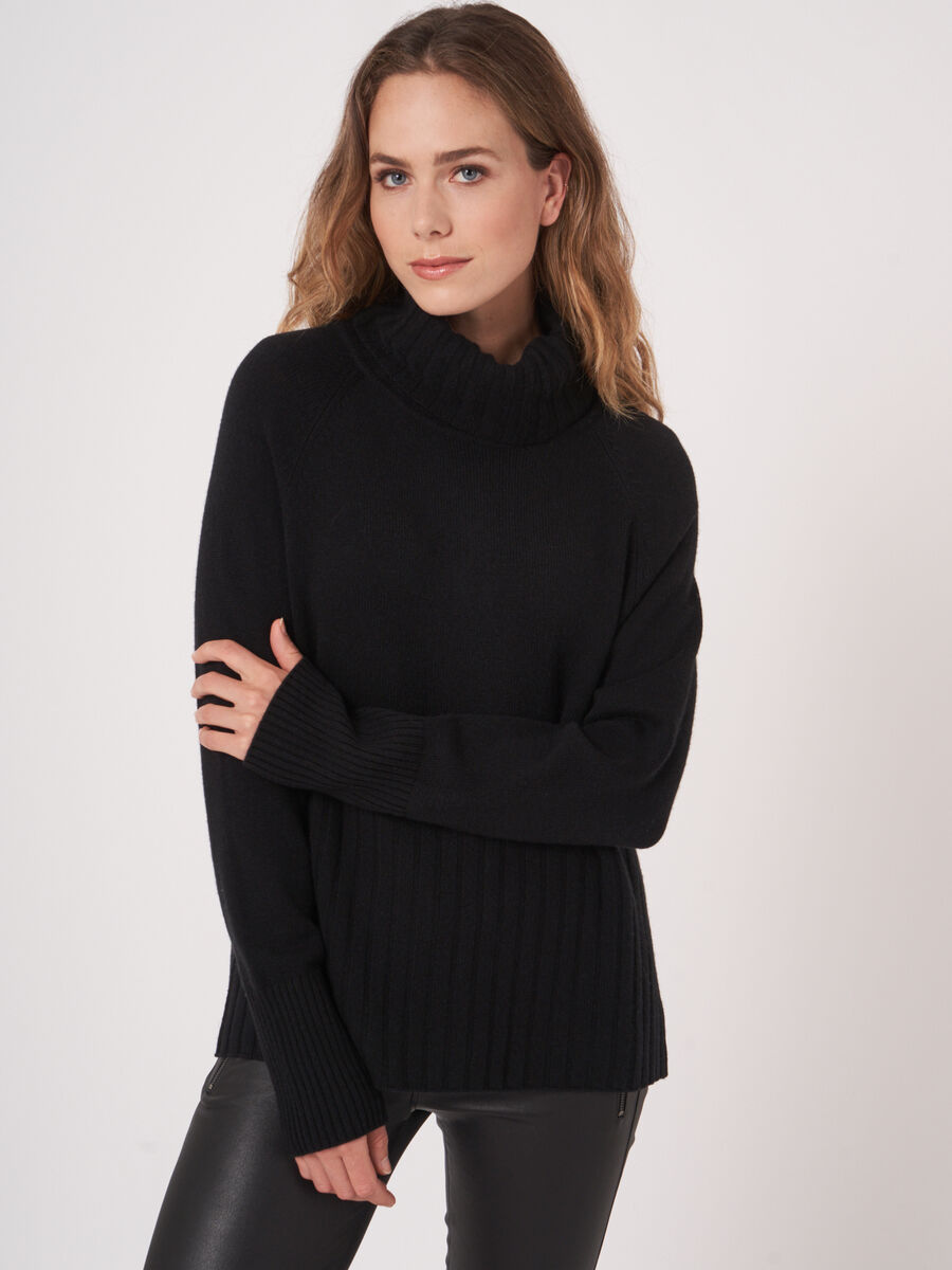 Weiter Rollkragenpullover mit Rippstrick-Details image number 17
