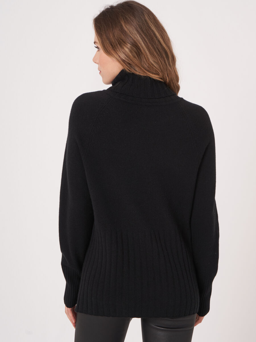 Weiter Rollkragenpullover mit Rippstrick-Details image number 18