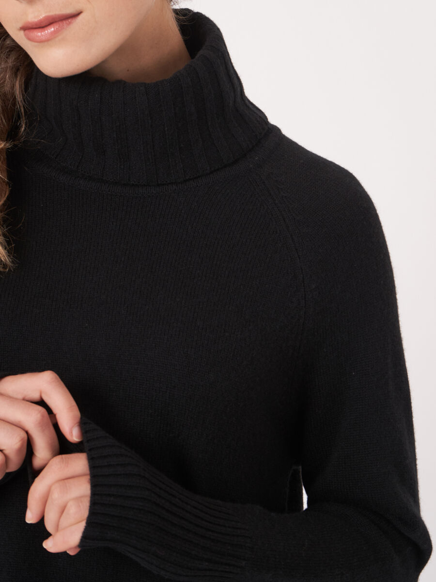 Weiter Rollkragenpullover mit Rippstrick-Details image number 19