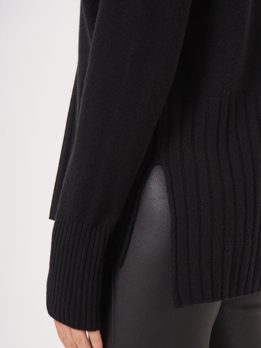 Weiter Rollkragenpullover mit Rippstrick-Details image number 20