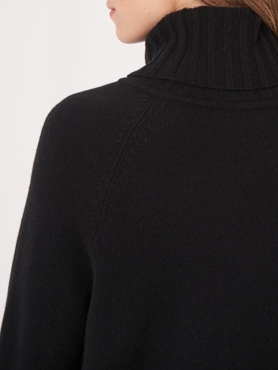 Weiter Rollkragenpullover mit Rippstrick-Details image number 21