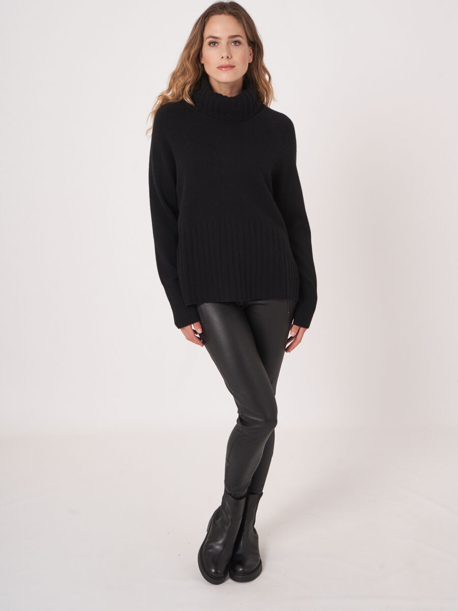 Weiter Rollkragenpullover mit Rippstrick-Details image number 22