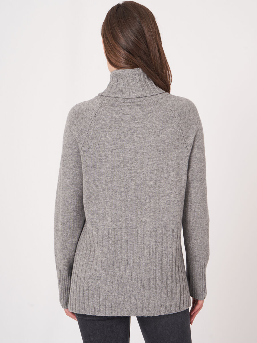 Weiter Rollkragenpullover mit Rippstrick-Details image number 24