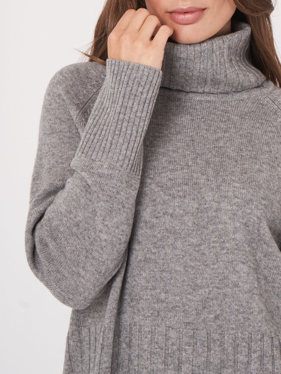 Weiter Rollkragenpullover mit Rippstrick-Details image number 25